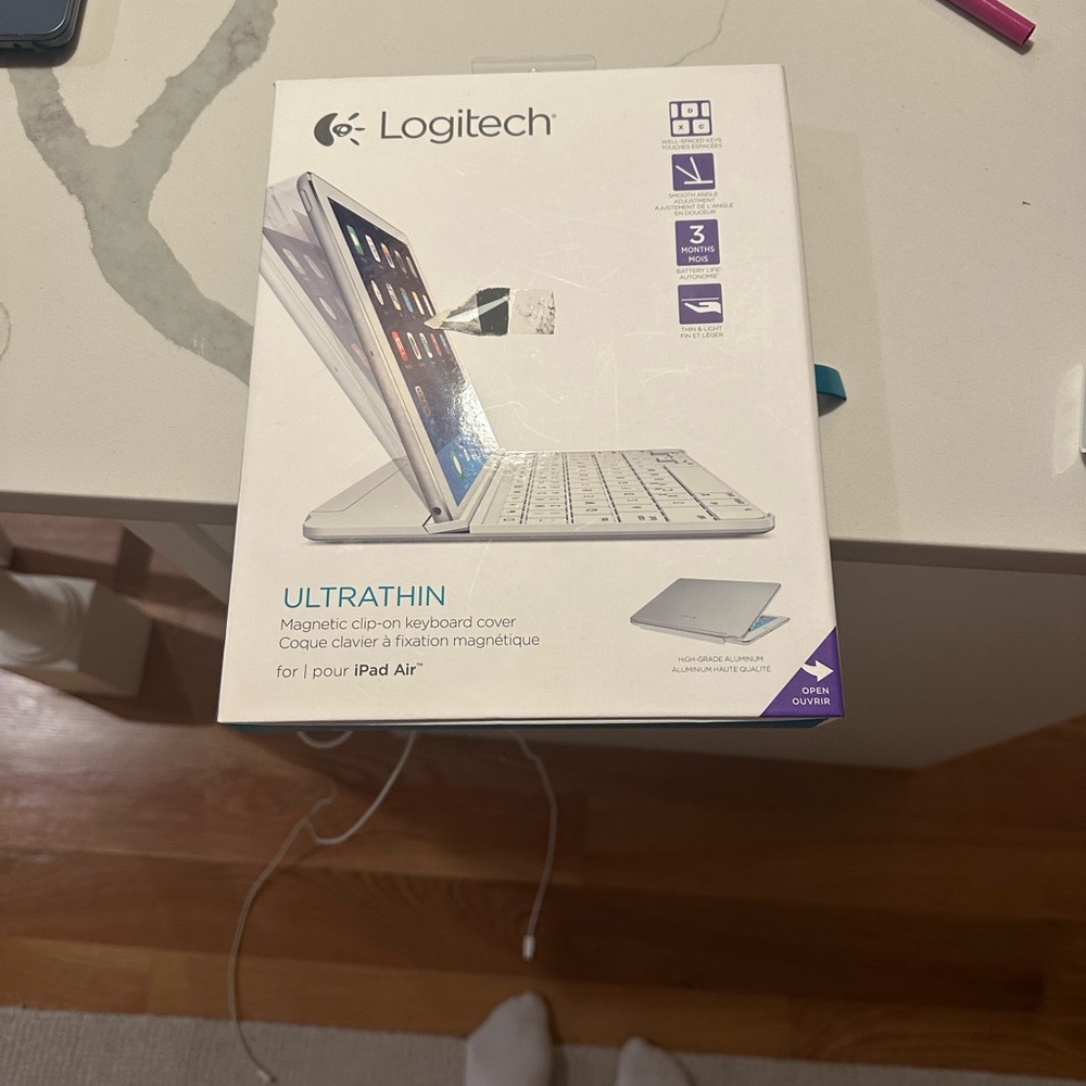 Logitech Ultrathin Bluetooth Keyboard Cover - White